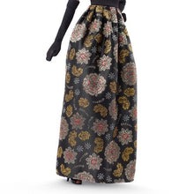 Barbie Signature Tribute Collection Rita Moreno Collectible Doll in Black & Gold Gown with Gloves and Shoes, Includes Doll Stand - Image 7